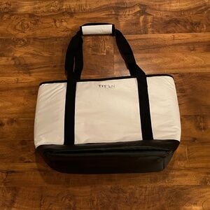 Arctic Zone - Titan Deep Freeze Cooler - Soft Sided Freezer Bag - White